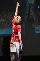 “夢”をつかむユーキ（超特急）。