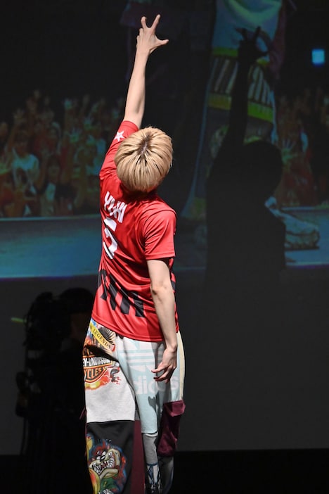 “夢”をつかむユーキ（超特急）。