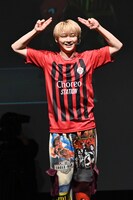 “完全勝利”ポーズのユーキ（超特急）。