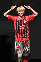 “完全勝利”ポーズのユーキ（超特急）。