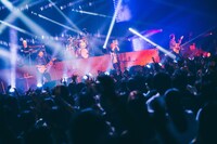 「Aqua Timez 20th Thanksgiving Live『空いっぱいに奏でる祈り』」の様子。（Photo by Kiyoaki Sasahara, Kana Tarumi）