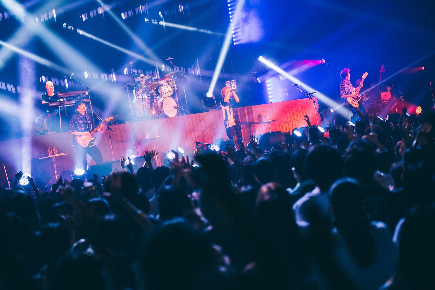 「Aqua Timez 20th Thanksgiving Live『空いっぱいに奏でる祈り』」の様子。（Photo by Kiyoaki Sasahara, Kana Tarumi）