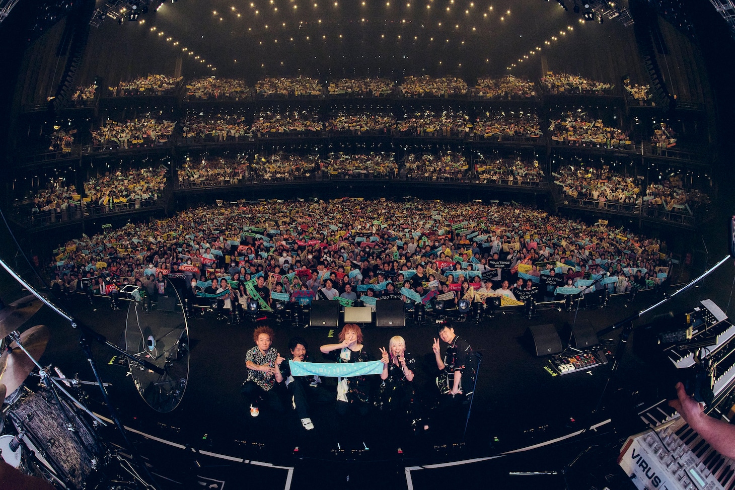 「Aqua Timez 20th Thanksgiving Live『空いっぱいに奏でる祈り』」の様子。（Photo by Kiyoaki Sasahara, Kana Tarumi）