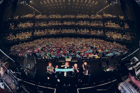 「Aqua Timez 20th Thanksgiving Live『空いっぱいに奏でる祈り』」の様子。（Photo by Kiyoaki Sasahara, Kana Tarumi）