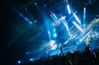 「Aqua Timez 20th Thanksgiving Live『空いっぱいに奏でる祈り』」の様子。（Photo by Kiyoaki Sasahara, Kana Tarumi）