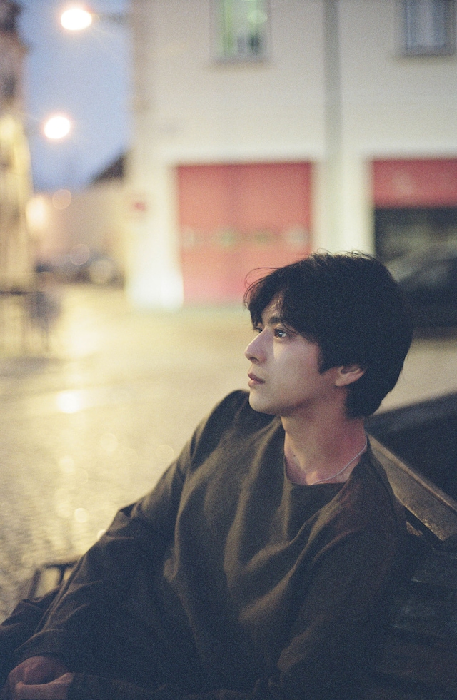 佐藤勝利 1st写真集「A Bird on Tiptoe」より。