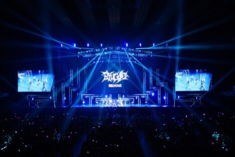 「Song for Children! 24時間テレビチャリティーライブ」でパフォーマンスする龍宮城。