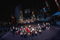 KABUKICHO TOWER STAGEで記念撮影をするINUWASI。（撮影：真島洸）