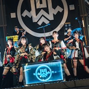 INUWASIが示した“アイドル×バンド”の破壊力、夜の歌舞伎町で野外フリーライブ開催