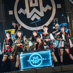 INUWASIが示した“アイドル×バンド”の破壊力、夜の歌舞伎町で野外フリーライブ開催