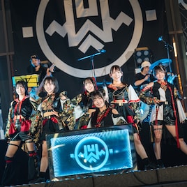 INUWASIが示した“アイドル×バンド”の破壊力、夜の歌舞伎町で野外フリーライブ開催