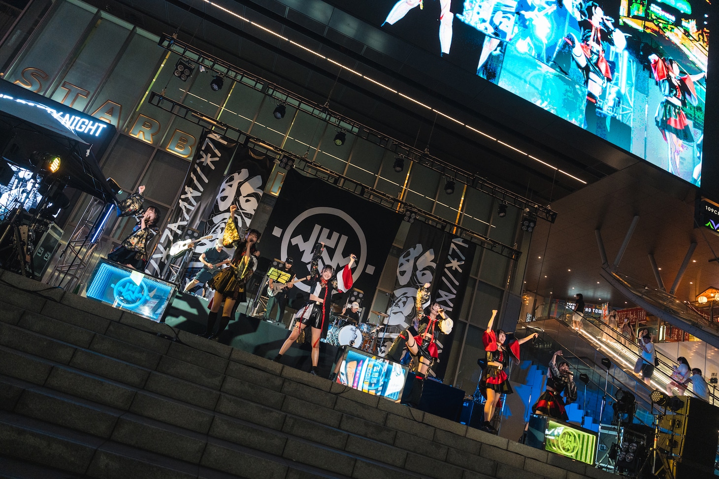 「INUWASI BAND SET FREE LIVE〝狗夏一閃〟」の様子。（撮影：真島洸）