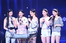 サプライズケーキに驚くILLIT。