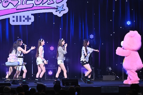 ケアベアにかけ寄るILLIT。