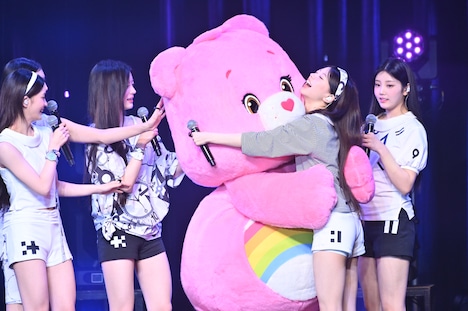 ケアベアと交流するILLIT。