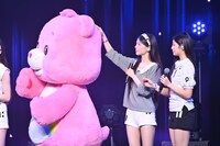 こっそりケアベアを撫でるMOKA（中央）、その様子を見つめるWONHEE（右）。