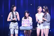 サプライズケーキの登場に喜ぶILLITメンバー。