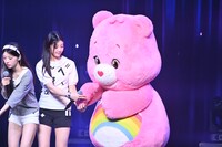 ケアベアと手をつなぐWONHEE（中央）。