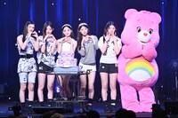 ケアベアと記念撮影をするILLIT。