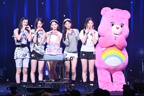 ケアベアと記念撮影をするILLIT。