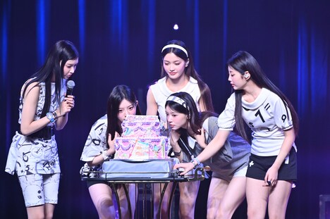 サプライズケーキの匂いを嗅いでみるILLIT。