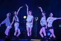 「時よ止まれ」をパフォーマンスするILLIT。