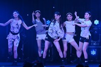 「時よ止まれ」をパフォーマンスするILLIT。