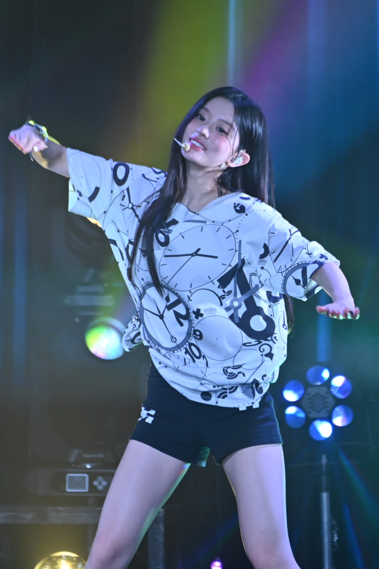 「時よ止まれ」をパフォーマンスするMINJU。
