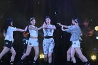 「時よ止まれ」をパフォーマンスするILLIT。