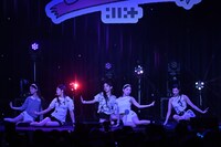 「時よ止まれ」をパフォーマンスするILLIT。