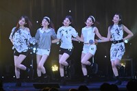 「時よ止まれ」をパフォーマンスするILLIT。