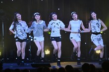 「時よ止まれ」をパフォーマンスするILLIT。