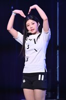 全身でハートを作るWONHEE。