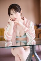 水瀬さらら「全方位無敵彼女」より。（Photo by Takeo Dec.）