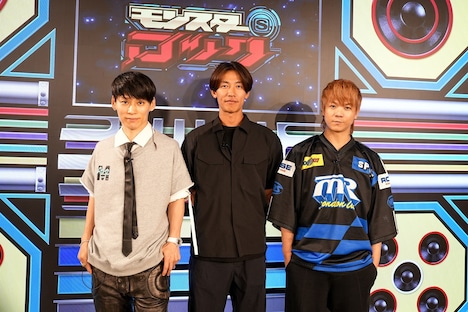 左からTAKUYA∞（Vo）、真太郎（Dr）、信人（B）。