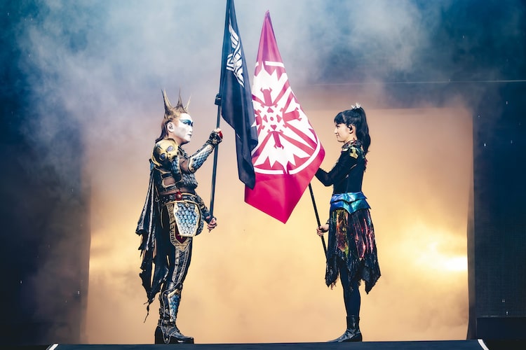 フラッグを交換するデーモン閣下とSU-METAL。（Photo by Taku Fujii）