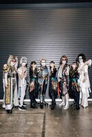 人気画像9位は「『聖飢魔II vs BABYMETAL～悪魔が来たりてベビメタる』戦いの結果は」より、聖飢魔IIとBABYMETAL。