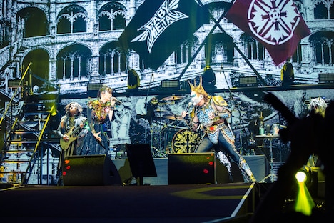 向かい合うSU-METALとデーモン閣下。（Photo by Takahide "THUNDER" Okami）※追加写真