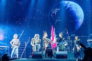 フラッグを交換するデーモン閣下とSU-METAL。（Photo by Takahide "THUNDER" Okami）※追加写真