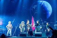 フラッグを交換するデーモン閣下とSU-METAL。（Photo by Takahide "THUNDER" Okami）※追加写真
