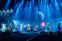 人気画像4位は「『聖飢魔II vs BABYMETAL～悪魔が来たりてベビメタる』戦いの結果は」より、「聖飢魔II vs BABYMETAL～悪魔が来たりてベビメタる～」エンディングの様子。（Photo by Takahide "THUNDER" Okami）※追加写真