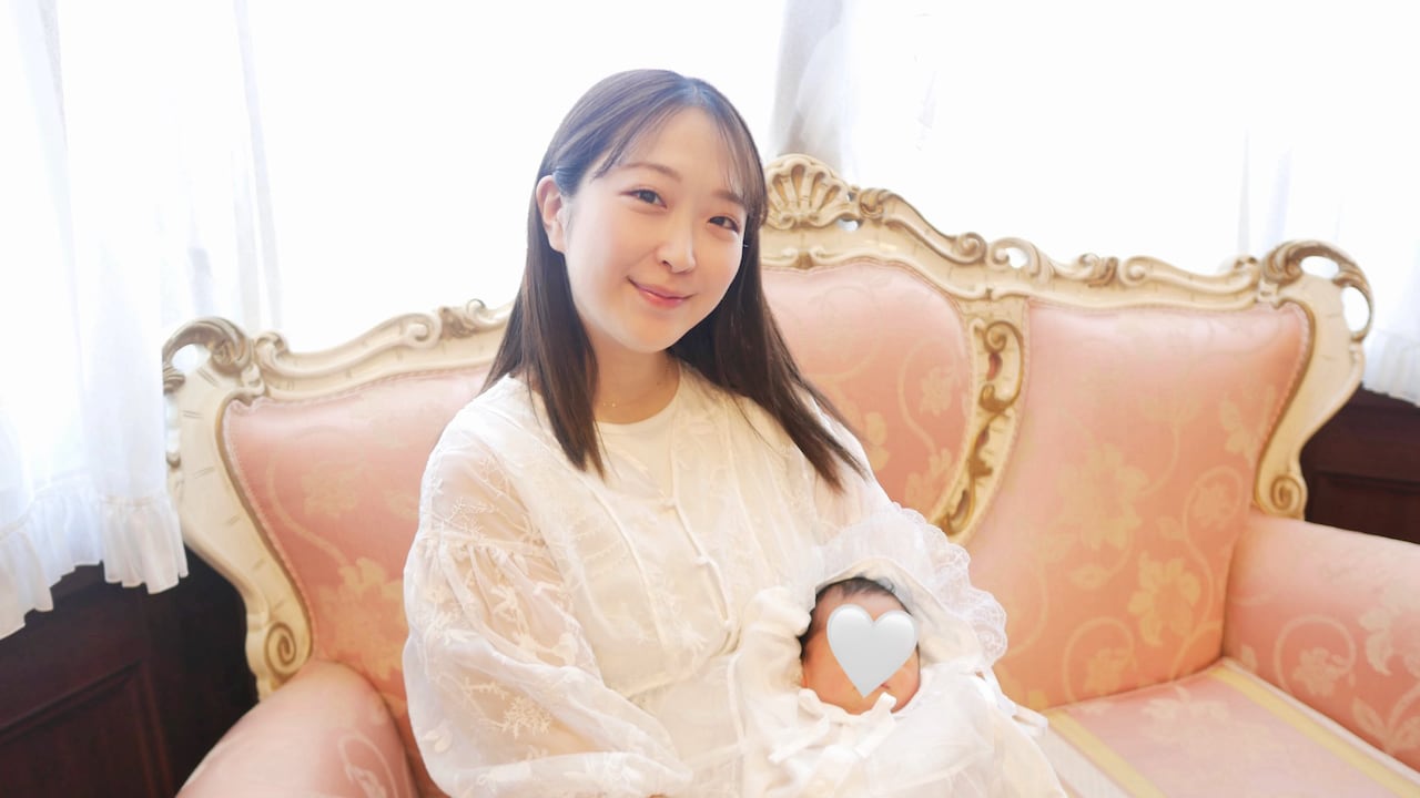 産まれたばかりの女の子を抱くHALLCA。