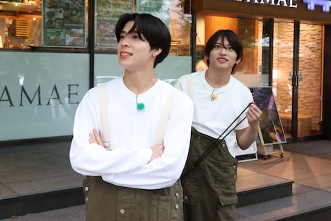 左から松島聡、猪俣周杜。