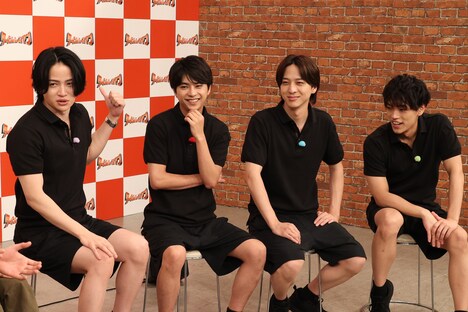 左から菊池風磨、佐藤勝利、寺西拓人、原嘉孝。