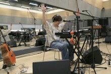 バンドメンバーに指示を送る小袋成彬。（Photo by Asami Nobuoka）