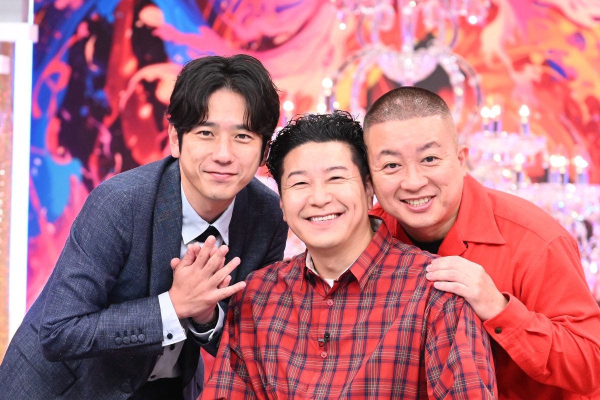 左から二宮和也（嵐）、長田庄平（チョコレートプラネット