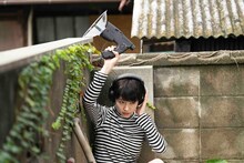 唐田えりか演じるヨーコ。©2025映画「海辺へ行く道」製作委員会