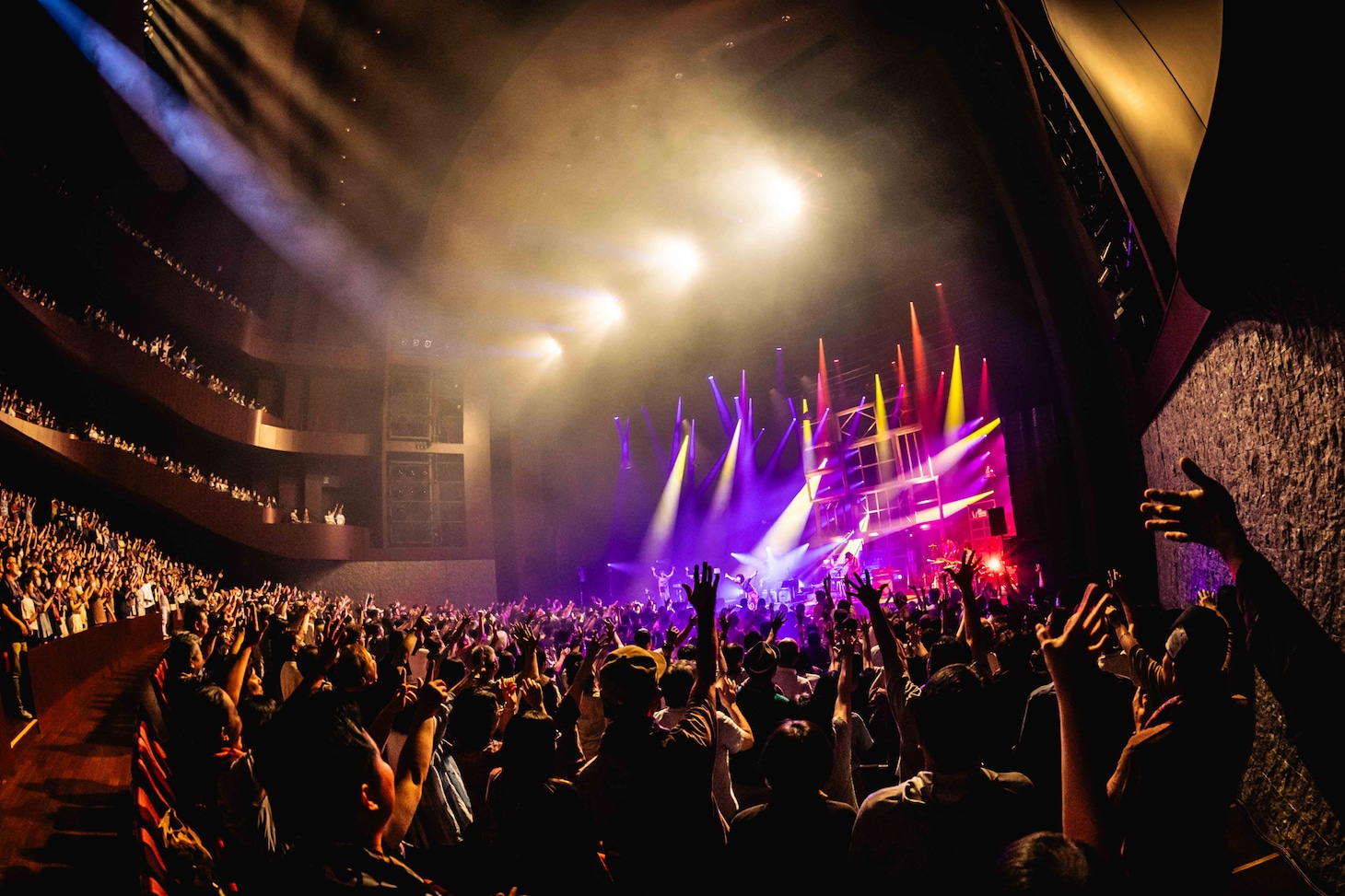 Superfly「Amazing Session」札幌文化芸術劇場hitaru公演の様子。（撮影：渡邉一生 / SLOT PHOTOGRAPHIC）