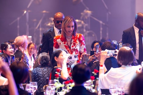 客席を練り歩くYOSHIKI。