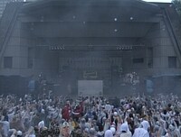 「さんピンCAMP」客席の様子。イベントは雨が降りしきる中で行われた。